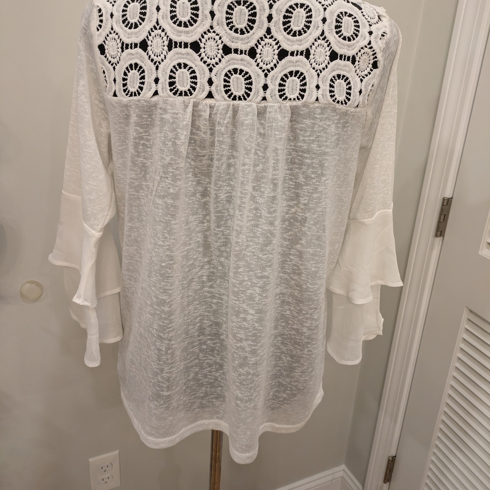 August Silk White Cropped Ruffled Blouse 3/4 Sleeve Size Medium - Picture 2 of 3